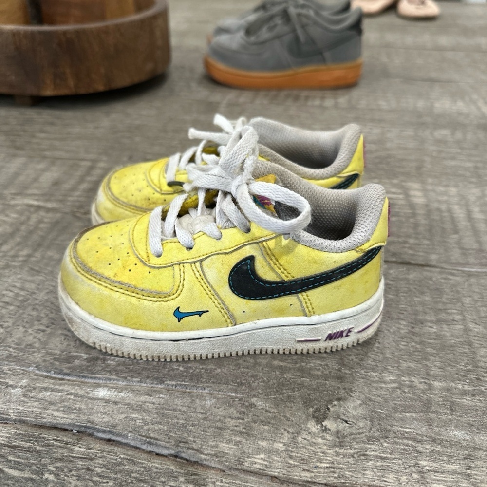 Nike Kids Sneakers Air Force 1 LV8 peace love & basketball toddler shoe yellow - Picture 5 of 5